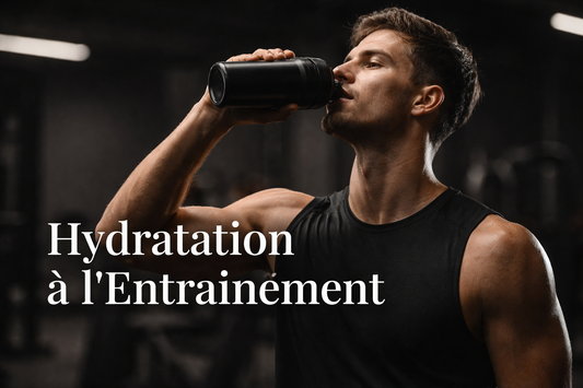 Sportif s’hydratant pendant un entraînement avec sensation de fraîcheur et concentration améliorée