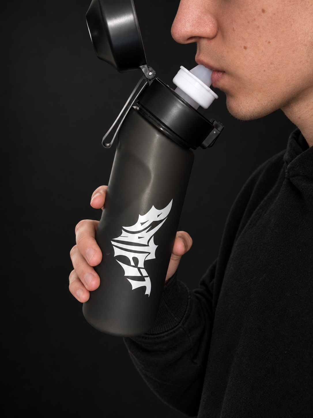 Homme qui boit à la gourde rétro-olfactive BatFit noire, pod aromatisé clipsé sur l'embout