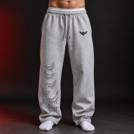 Jogging AEGIS HeavyCore gris chiné en coton épais porté, broderie chauve-souris BatFit sur la cuisse, vue de face