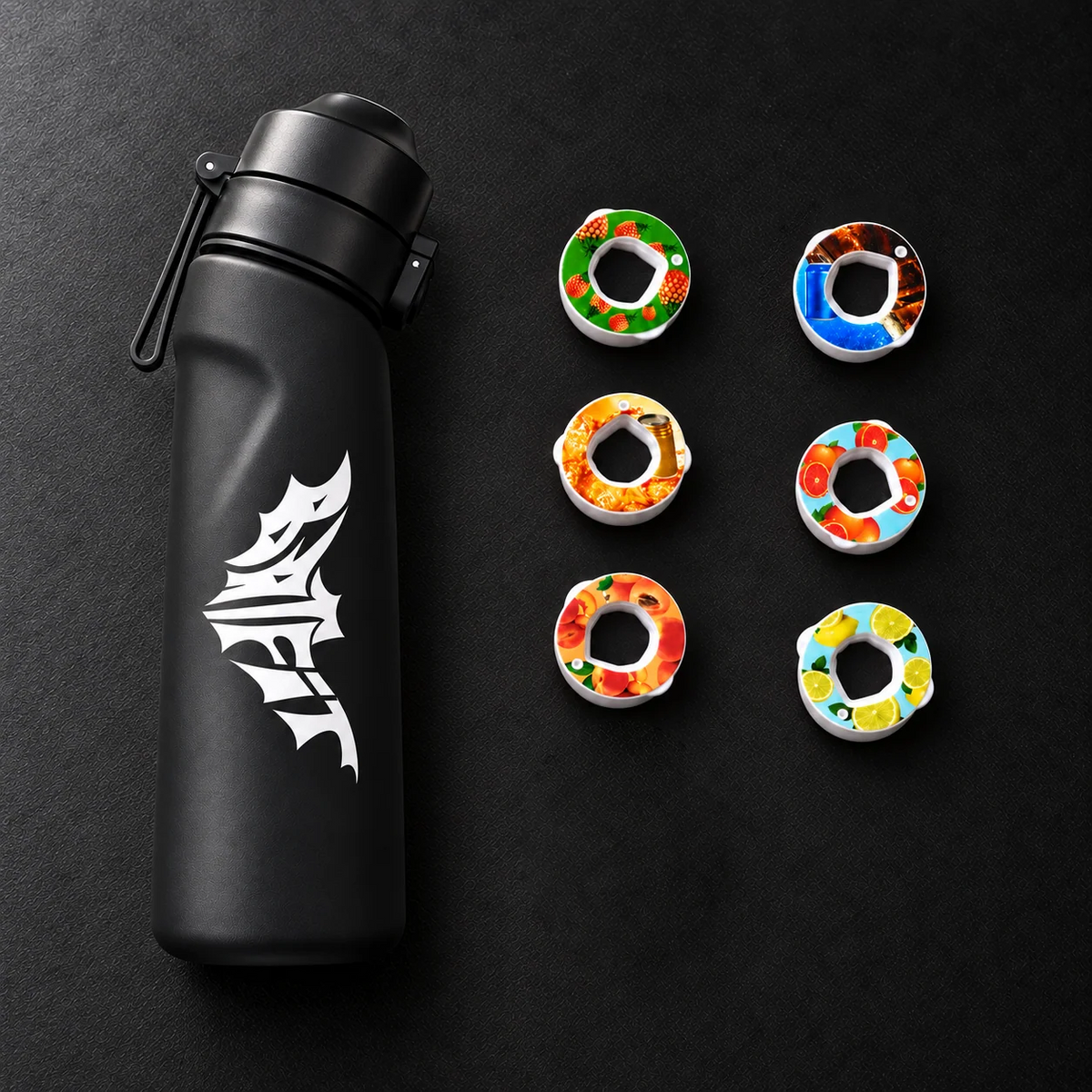 Gourde rétro-olfactive BatFit 750 ml noire et 6 pods aromatisés, posés à plat sur fond noir